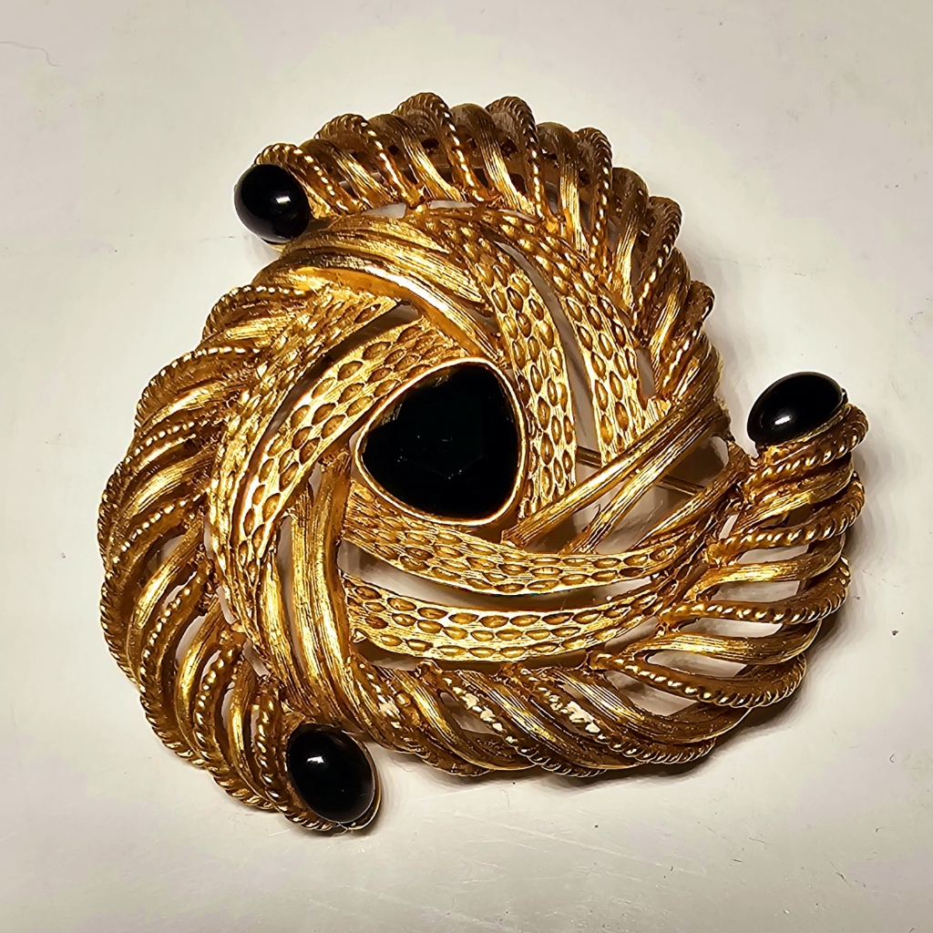 Oscar De La Renta Crystal Swirl Brooch Gold -Tone Metal Crystal Rare Find 300$